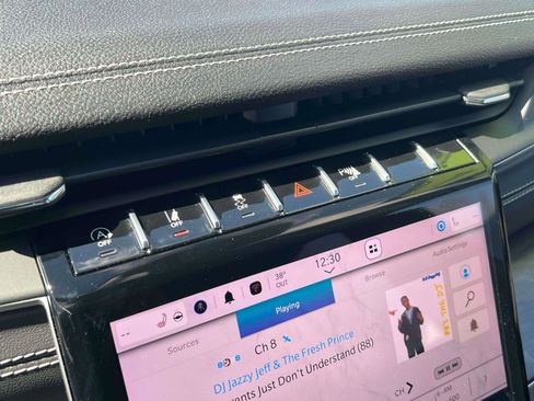 Used 2024 Jeep Grand Cherokee Limited image 15