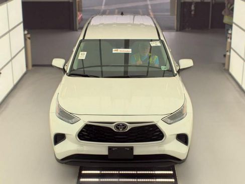 Used 2023 Toyota Highlander L AWD/4WD image 2