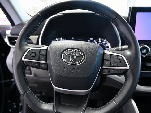 Used 2023 Toyota Highlander XLE image 25