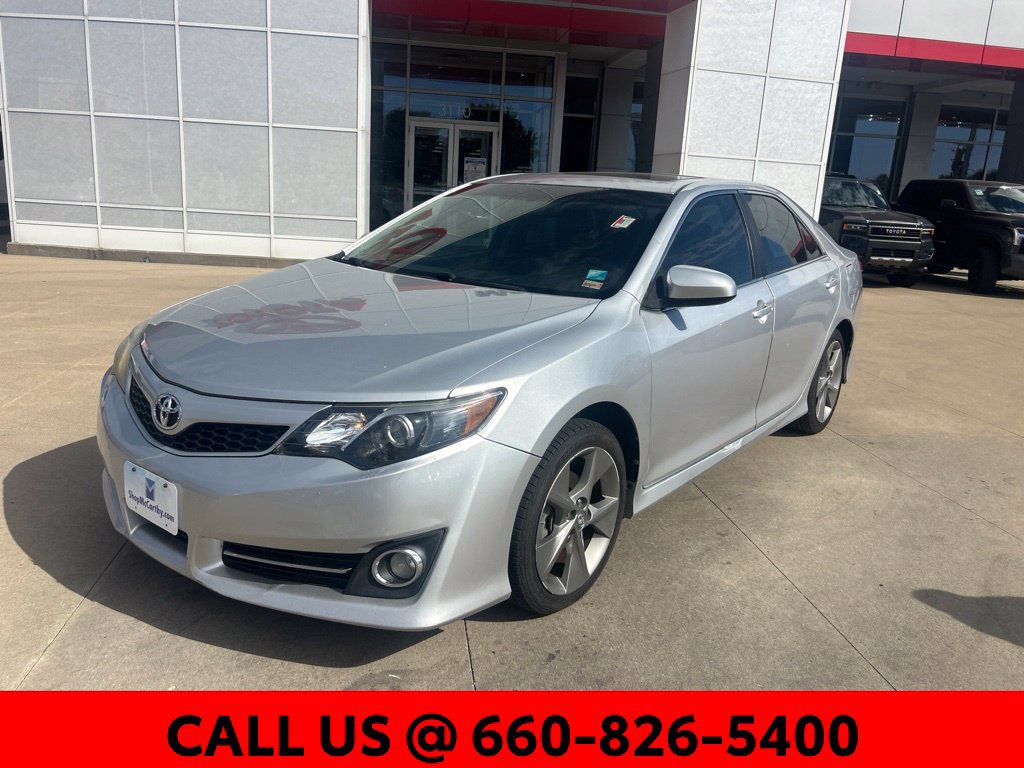 Used 2012 Toyota Camry SE w/ Leather Pkg FWD image 2