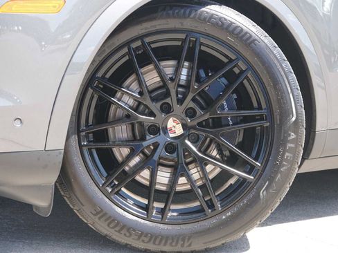 Used 2025 Porsche Cayenne S AWD/4WD image 2