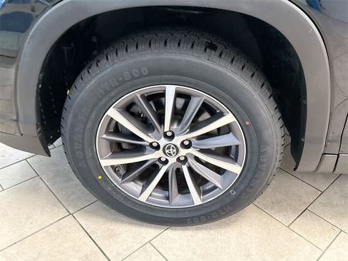 Used 2019 Toyota Highlander XLE image 14