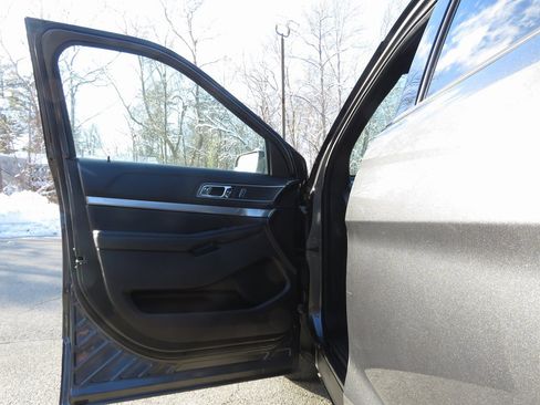 Used 2018 Ford Explorer XLT w/ Equipment Group 202A image 9