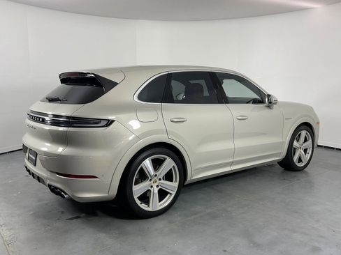 Used 2024 Porsche Cayenne Turbo image 7