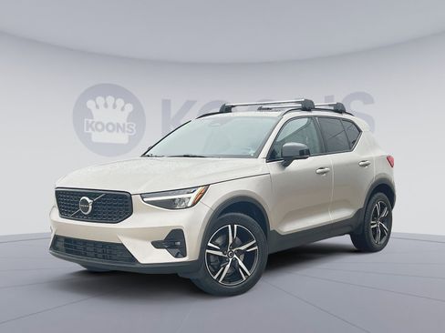 Used 2023 Volvo XC40 B5 Plus image 1