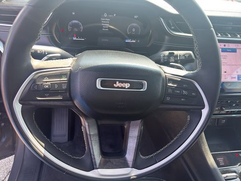 Used 2024 Jeep Grand Cherokee Limited w/ Luxury Tech Group II AWD/4WD image 16