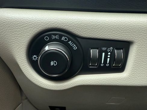 Used 2022 Chrysler Pacifica Touring-L image 17