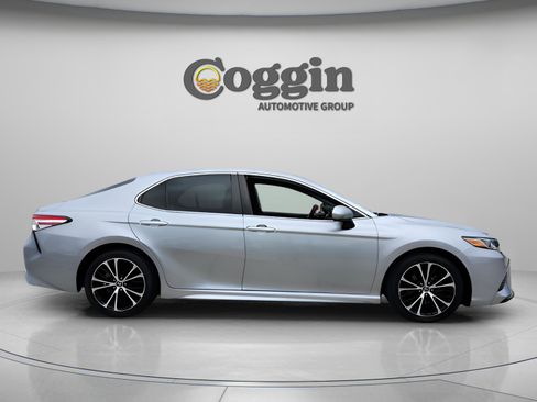 Used 2020 Toyota Camry SE image 6