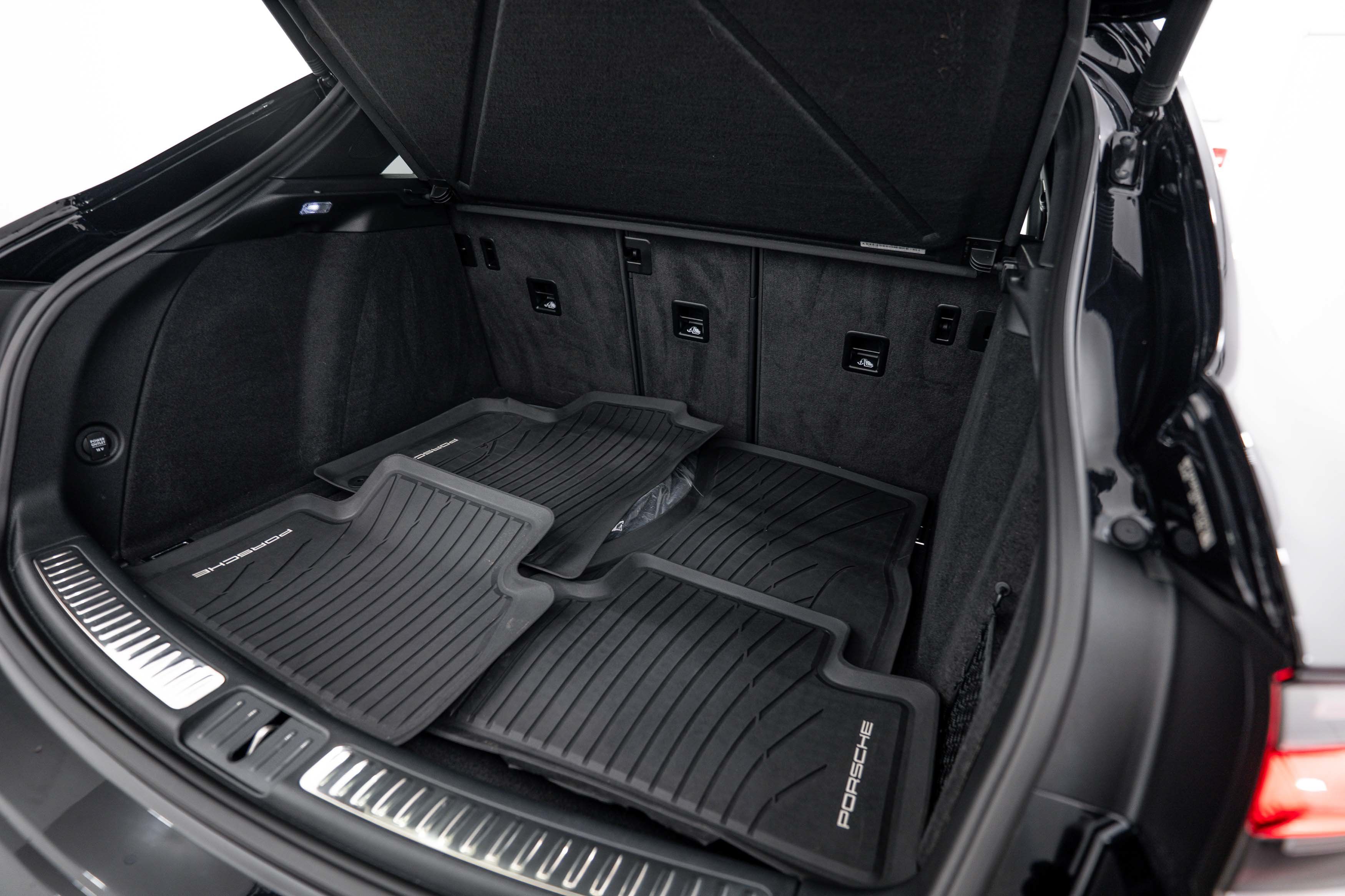 Certified 2021 Porsche Macan AWD/4WD image 25