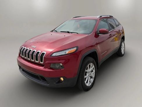Used 2017 Jeep Cherokee Latitude w/ Cold Weather Group AWD/4WD image 3