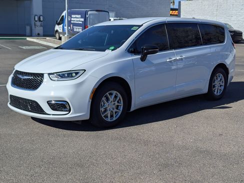 New 2026 Chrysler Pacifica Select image 5