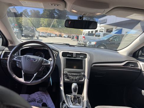 Used 2016 Ford Fusion SE w/ Equipment Group 202A image 12