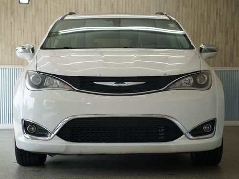 Used 2017 Chrysler Pacifica Limited w/ UConnect Theater Package FWD image 3