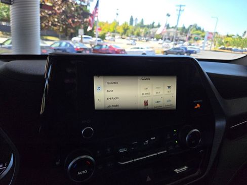 Used 2023 Toyota Highlander XLE image 16