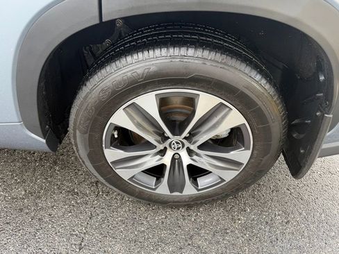 Used 2023 Toyota Highlander XLE image 13