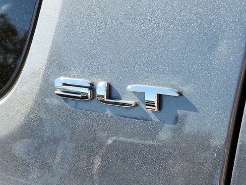 Used 2022 GMC Acadia SLT w/ Technology Package image 9