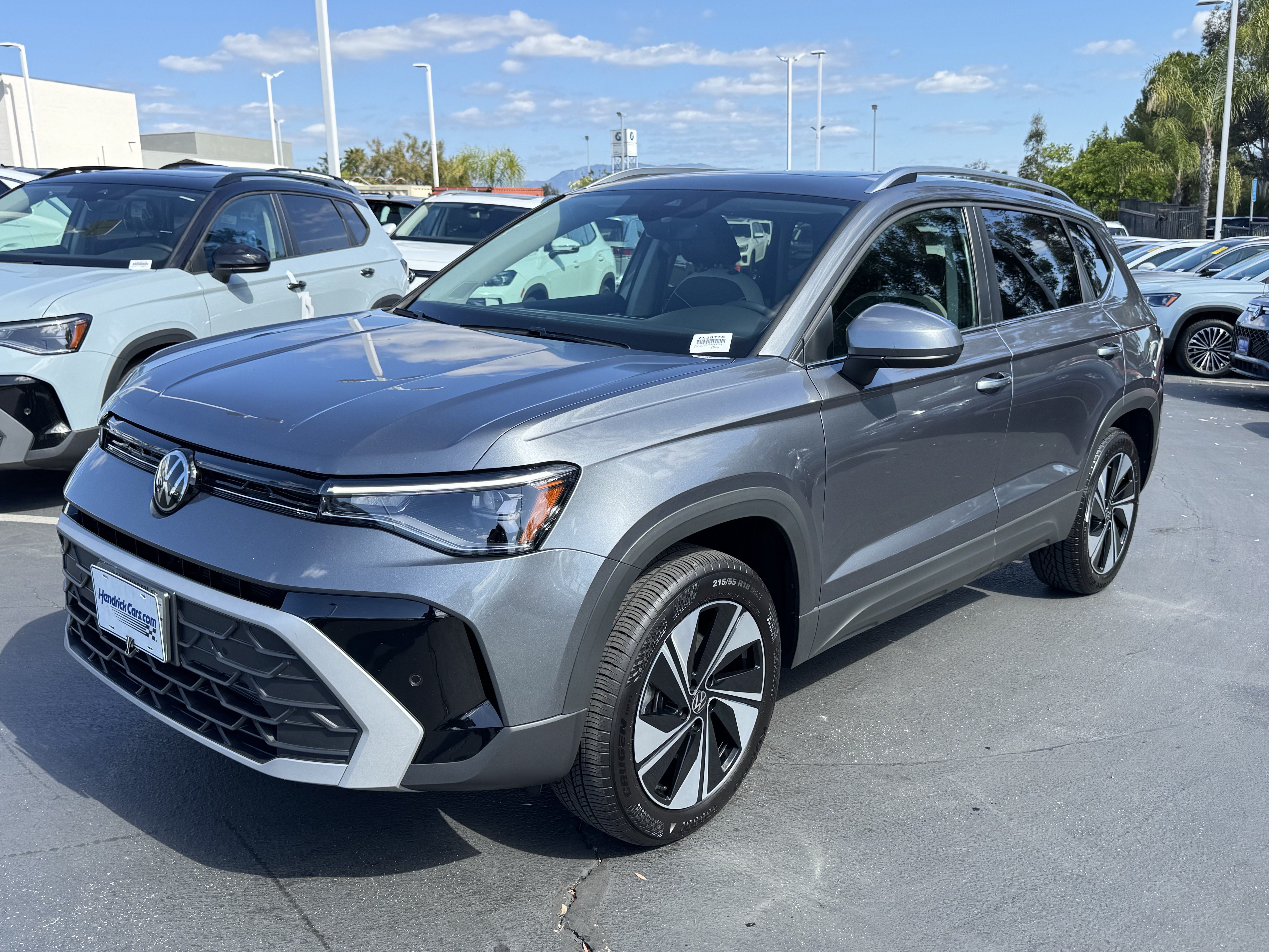 Used 2025 Volkswagen Taos SE AWD/4WD image 4