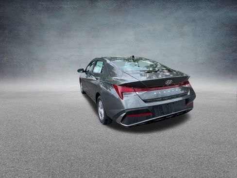 Certified 2025 Hyundai Elantra SE FWD image 19