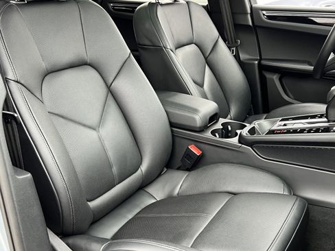 Certified 2025 Porsche Macan image 16