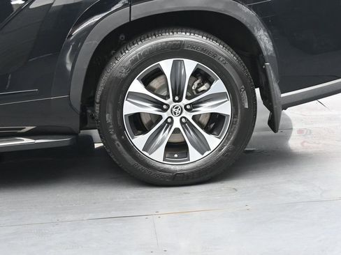 Used 2023 Toyota Highlander XLE AWD/4WD image 13