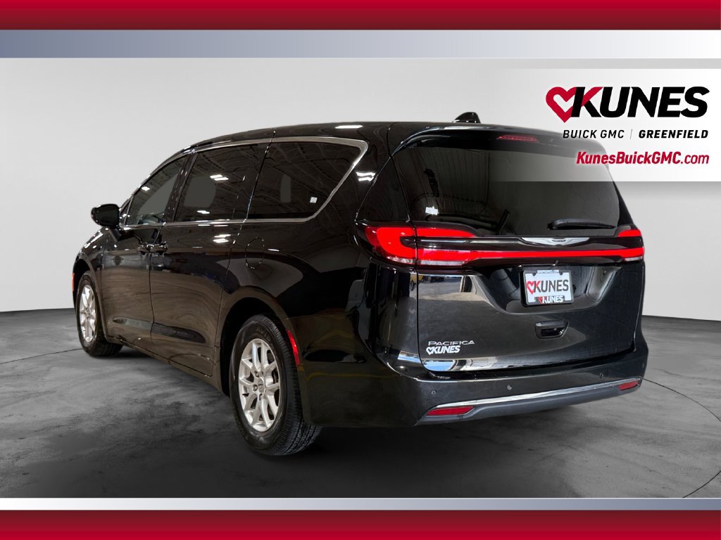 Used 2025 Chrysler Pacifica Select FWD image 8