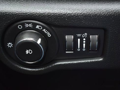 Used 2018 Chrysler Pacifica Touring-L w/ Premium Audio Group image 16