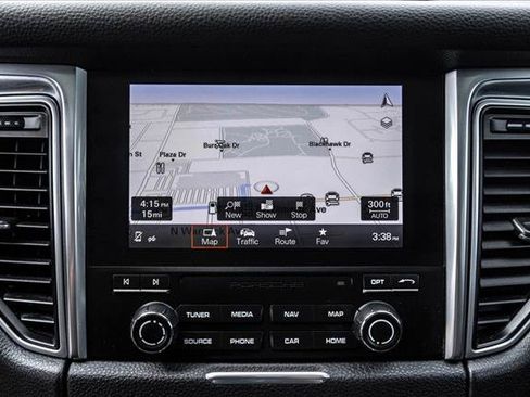 Used 2018 Porsche Macan AWD/4WD image 17