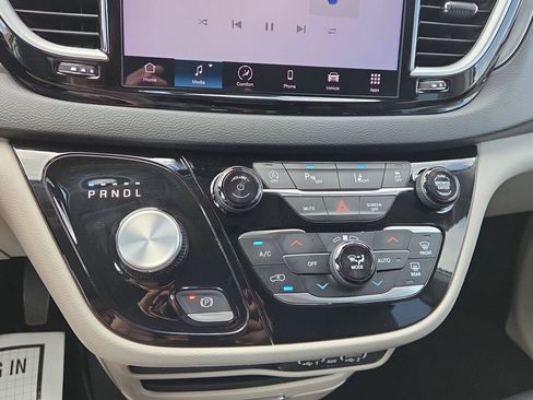Used 2024 Chrysler Pacifica Touring-L FWD image 28