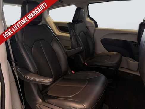 Used 2024 Chrysler Pacifica Limited FWD image 36