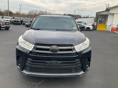 Used 2018 Toyota Highlander LE image 2
