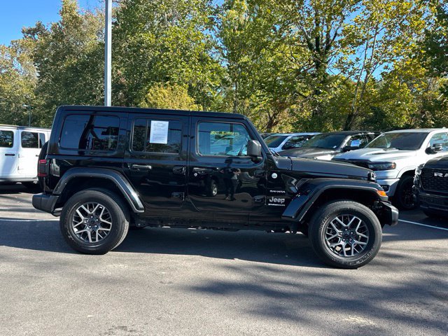Used 2024 Jeep Wrangler Unlimited Sahara w/ Technology Group AWD/4WD image 19