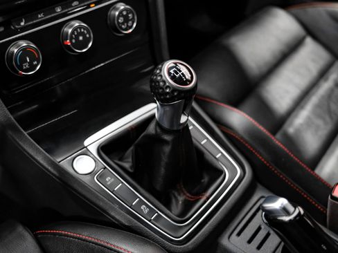Used 2017 Volkswagen GTI SE FWD image 32