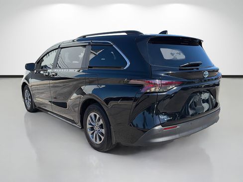 Used 2025 Toyota Sienna XLE w/ XLE Plus Package FWD image 5
