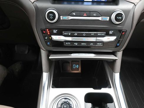 Used 2020 Ford Explorer Platinum w/ Premium Technology Package image 25