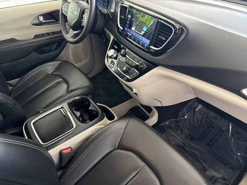 Used 2023 Chrysler Pacifica Touring-L FWD image 16