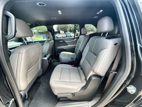 Certified 2026 GMC Acadia Elevation w/ Elevation Premium Package FWD image 24