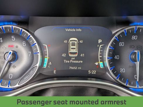 Used 2023 Chrysler Pacifica Touring-L FWD image 32