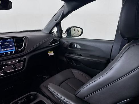 New 2026 Chrysler Pacifica Select image 20