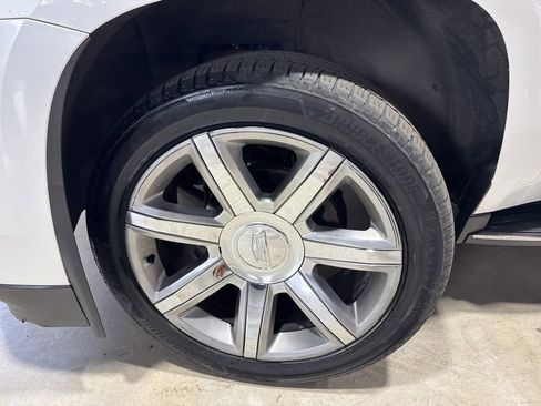 Used 2017 Cadillac Escalade ESV Luxury AWD/4WD image 2