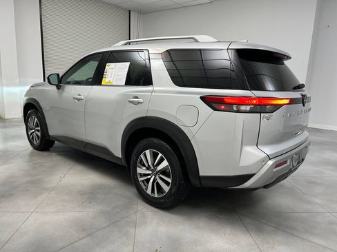 Used 2025 Nissan Pathfinder SL FWD image 6
