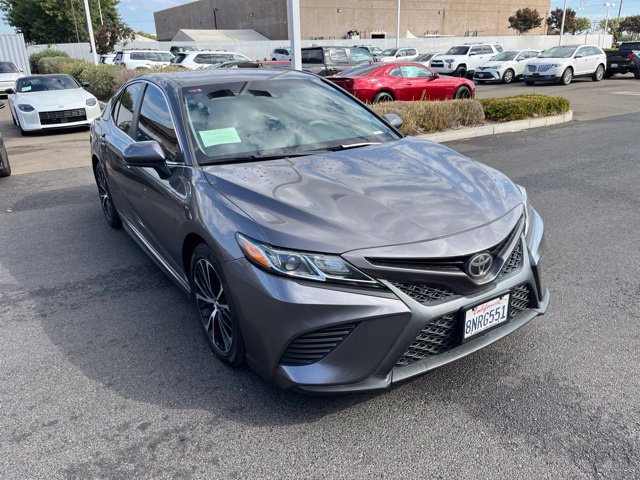 Used 2020 Toyota Camry SE w/ Carpet Mat Package FWD image 2
