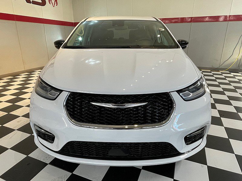 Used 2024 Chrysler Pacifica Touring-L FWD image 2