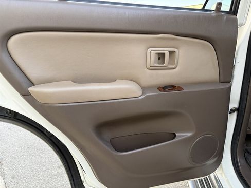 Used 2000 Toyota 4Runner Limited RWD image 25
