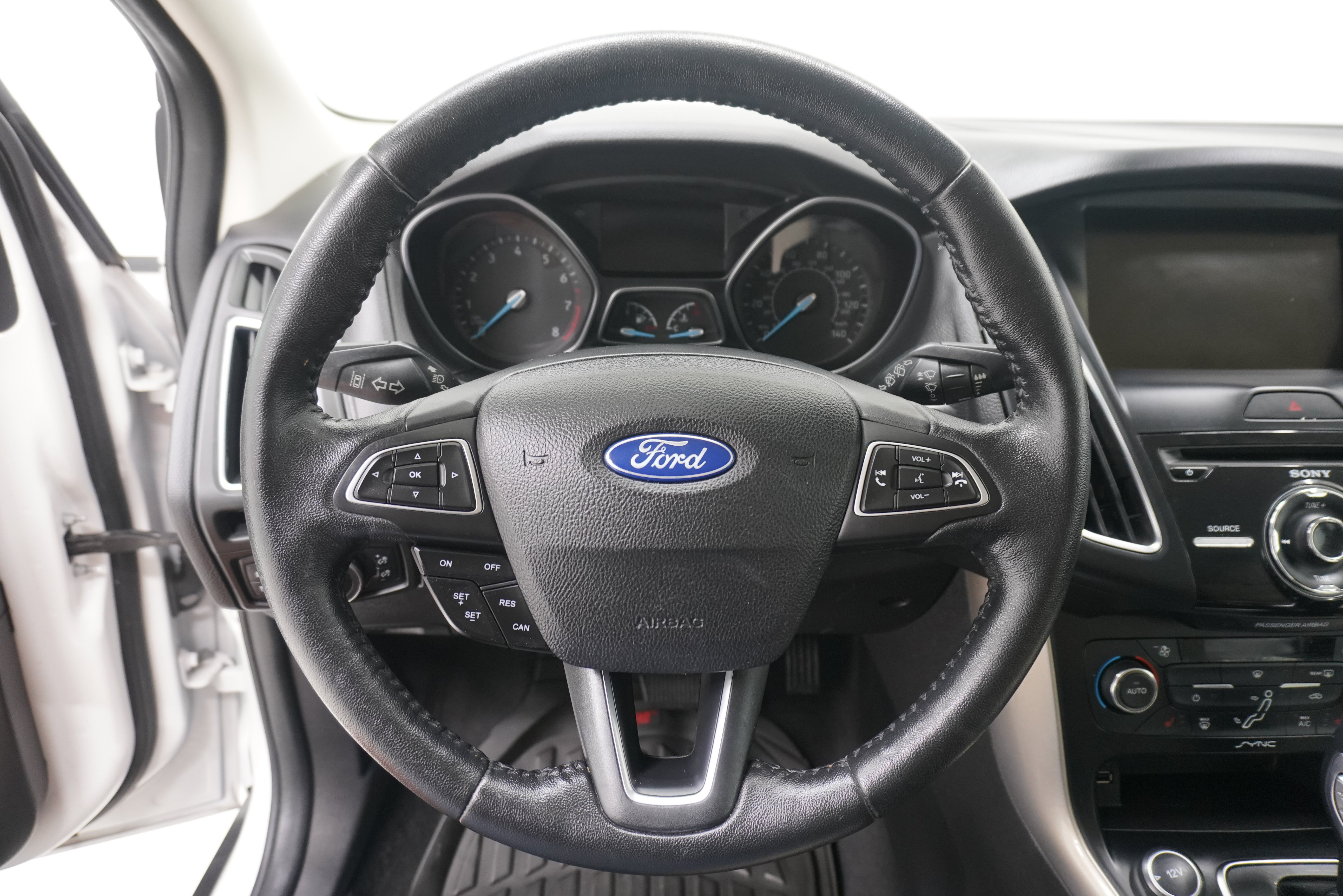 Used 2015 Ford Focus Titanium w/ Titanium Technology Package FWD image 15