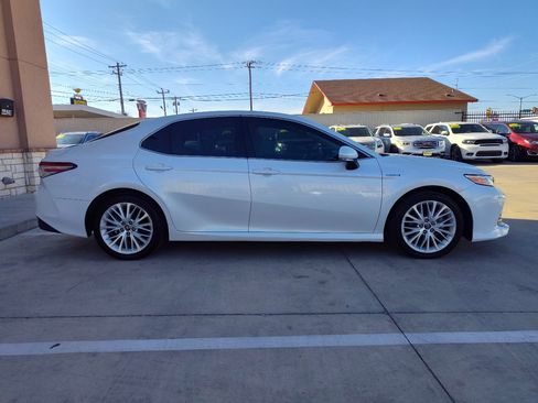 Used 2018 Toyota Camry XLE image 3