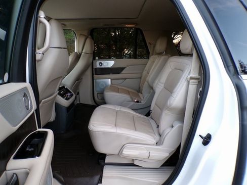 Used 2019 Lincoln Navigator L Reserve image 10