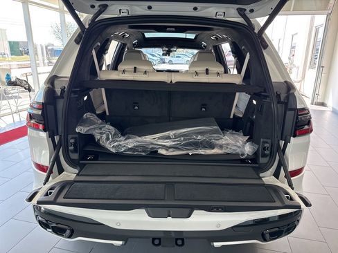 New 2026 BMW X7 M60i image 9