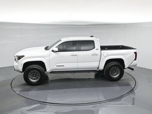 Used 2025 Toyota Tacoma SR5 AWD/4WD image 44