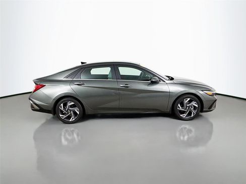 Used 2025 Hyundai Elantra Limited FWD image 18