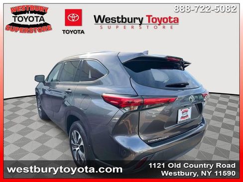 Used 2022 Toyota Highlander XLE AWD/4WD image 11
